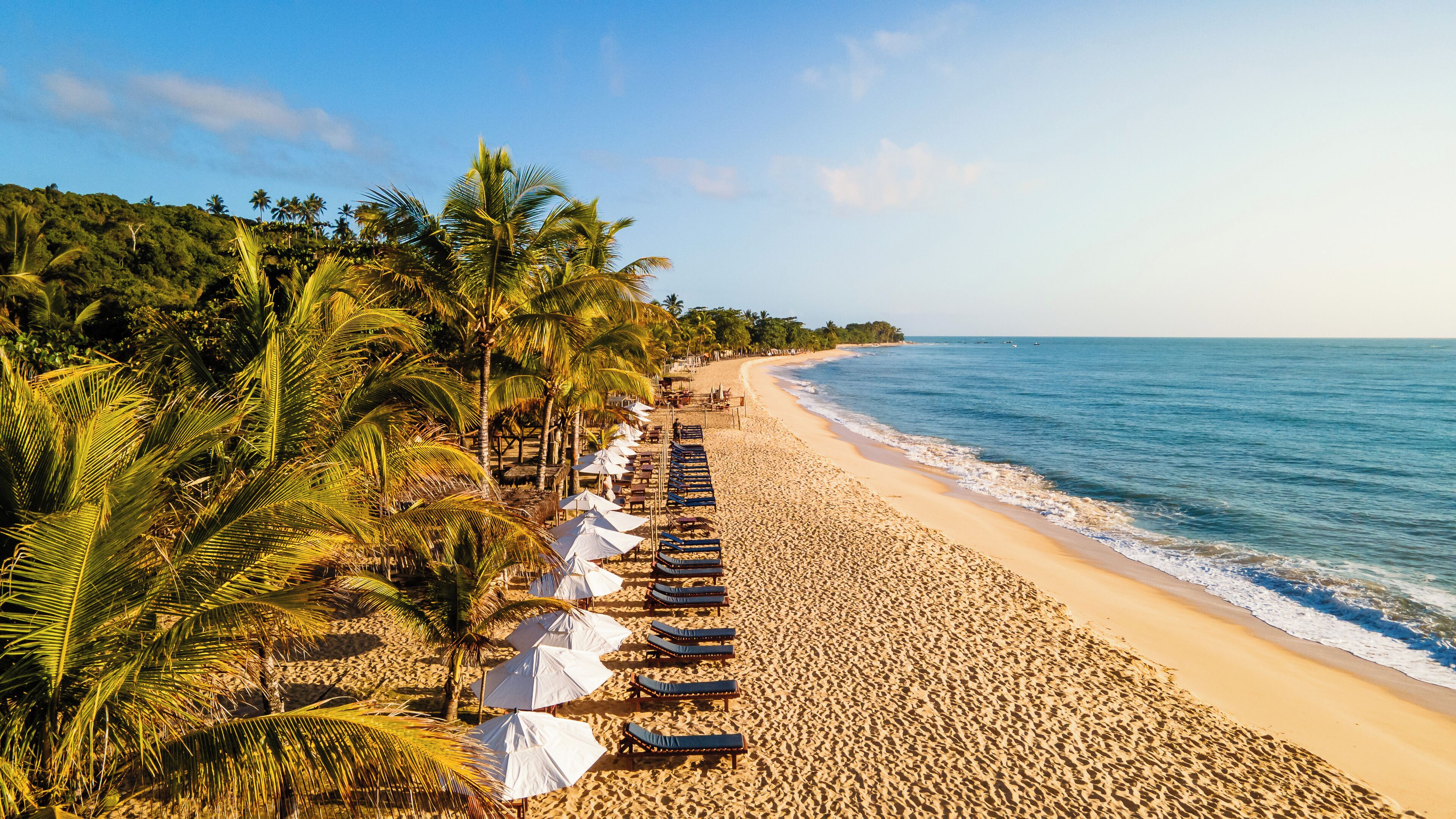 Accommodatie ligt op het strand, wit zand, gratis strandhuisjes