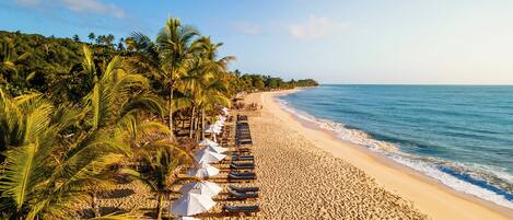 Plage, sable blanc, cabines gratuites, chaises longues