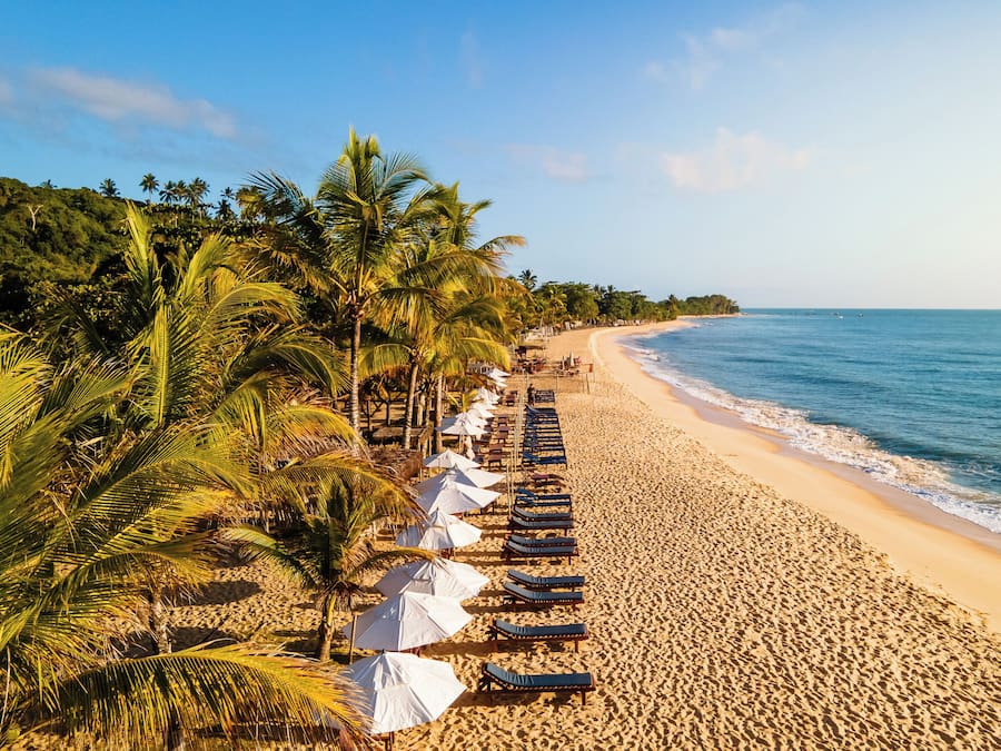 Ubicación a pie de playa, arena blanca y cabañas de uso gratuito