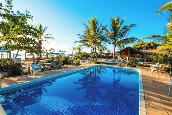 2 outdoor pools, pool loungers
