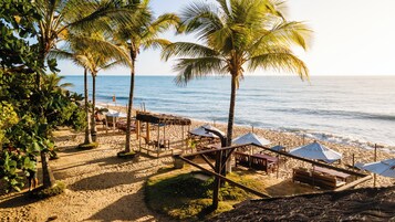 Ubicación a pie de playa, arena blanca y cabañas de uso gratuito