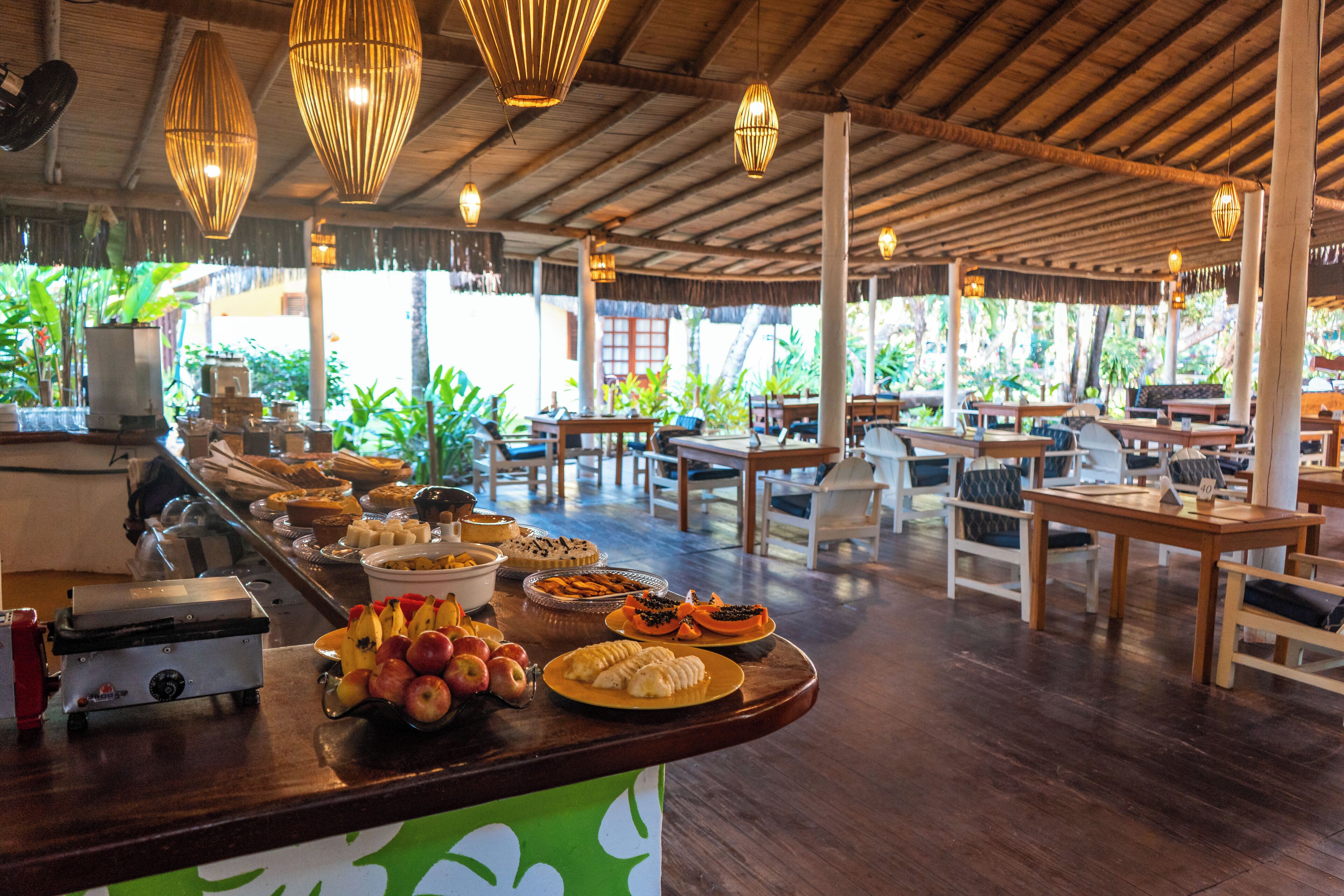 حيث تُقدم وجبات الإفطار، الغداء، العشاء، الأطباق الإقليمية