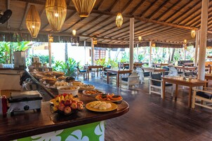 Breakfast, lunch, dinner served; Regional cuisine 