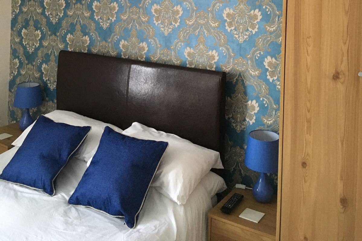 Chambre Familiale, salle de bains attenante