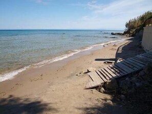 Tæt på stranden, liggestole, parasoller