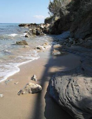 In Strandnähe, Liegestühle, Sonnenschirme