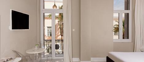 Dobbeltrom – superior, 1 soverom, balkong, byutsikt | Oppholdsområde | En 32-tommers smart-TV med digitale kanaler samt TV og bøker