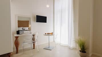 Habitación doble superior, vista a la ciudad | Área de sala de estar | Smart TV de 32 pulgadas con canales digitales, televisión y libros