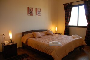Camas con pillow-top, escritorio, camas extra y wifi gratis