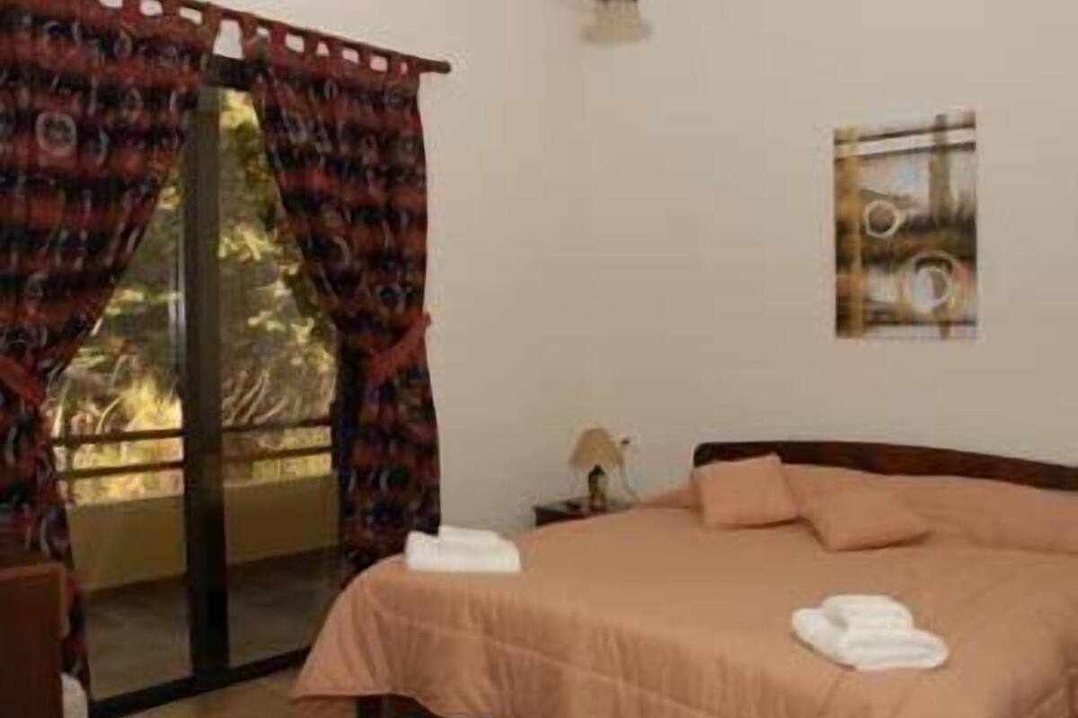 Double Room | Camas con pillow-top, escritorio, camas extra y wifi gratis