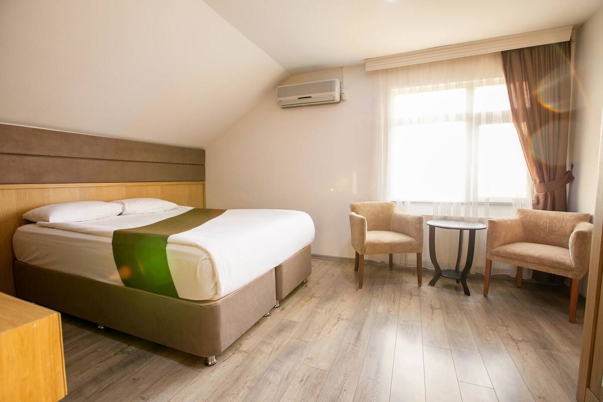 Minibar, desk, free WiFi