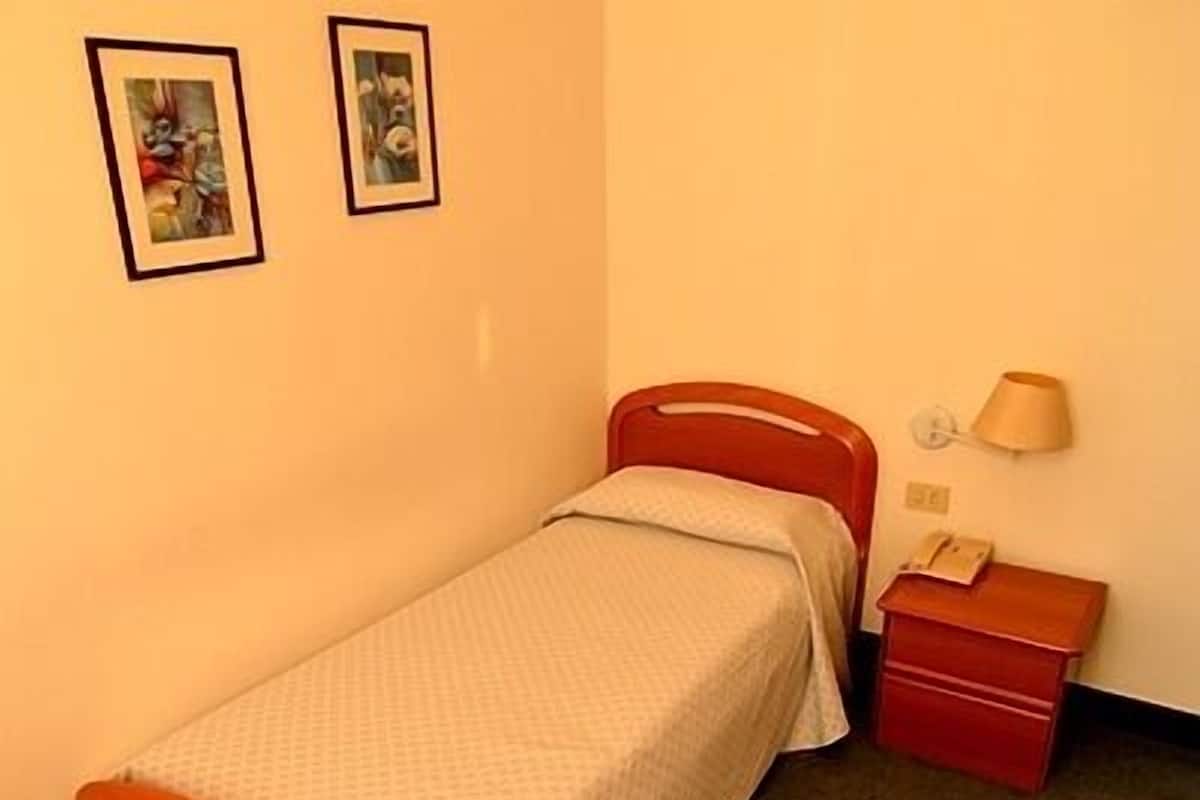 Single Room | Desk, WiFi (free)
