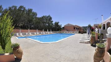 Piscine extérieure (ouverte en saison), parasols de plage