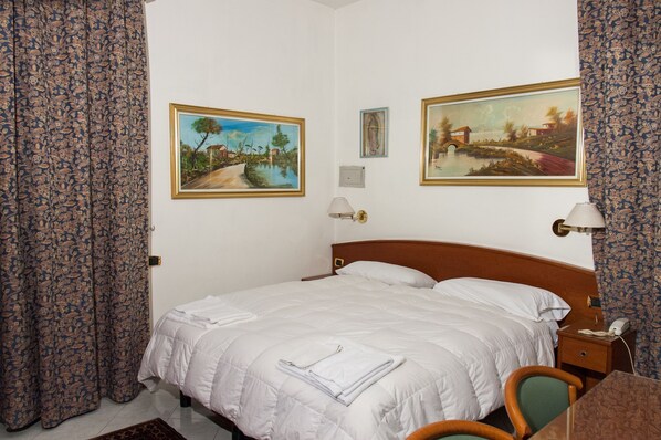 Basic-Doppel- oder -Zweibettzimmer | Zimmersafe, Schreibtisch, Zustellbetten, kostenloses WLAN