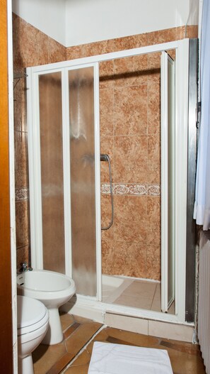 Triple Room | Bathroom | Shower, free toiletries, hair dryer, bidet - Hotel Vip (Piacenza)