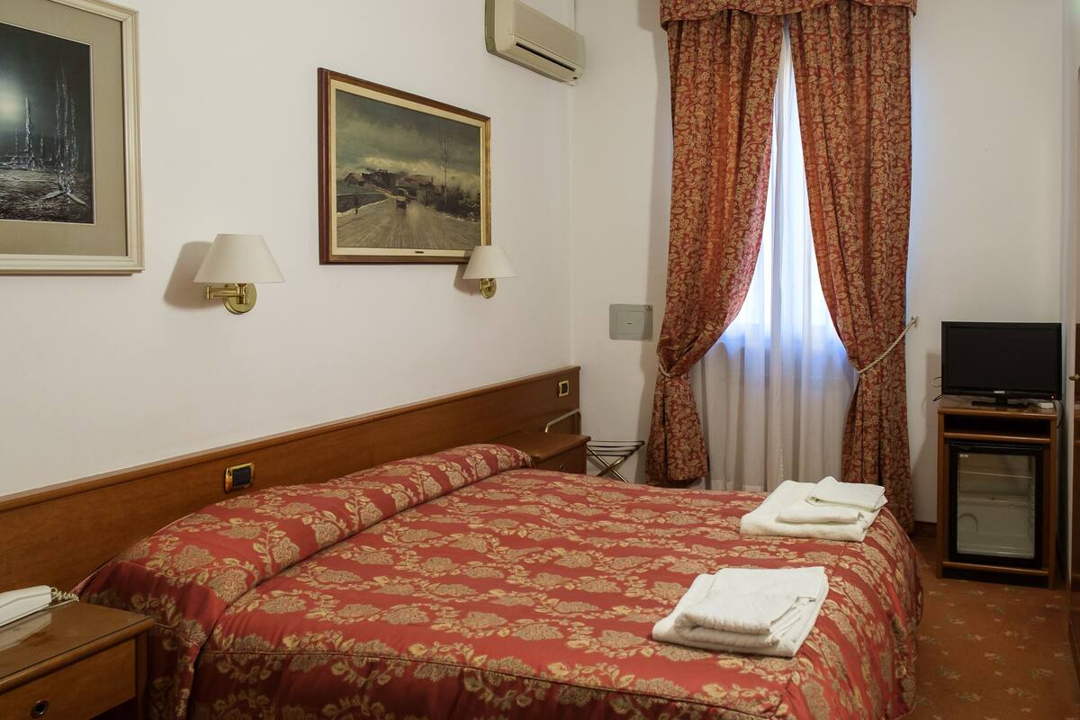 Basic-Doppel- oder -Zweibettzimmer