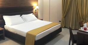 高级三人房 | 意大利 Frette 床单、加厚床垫、客房内保险箱、办公桌