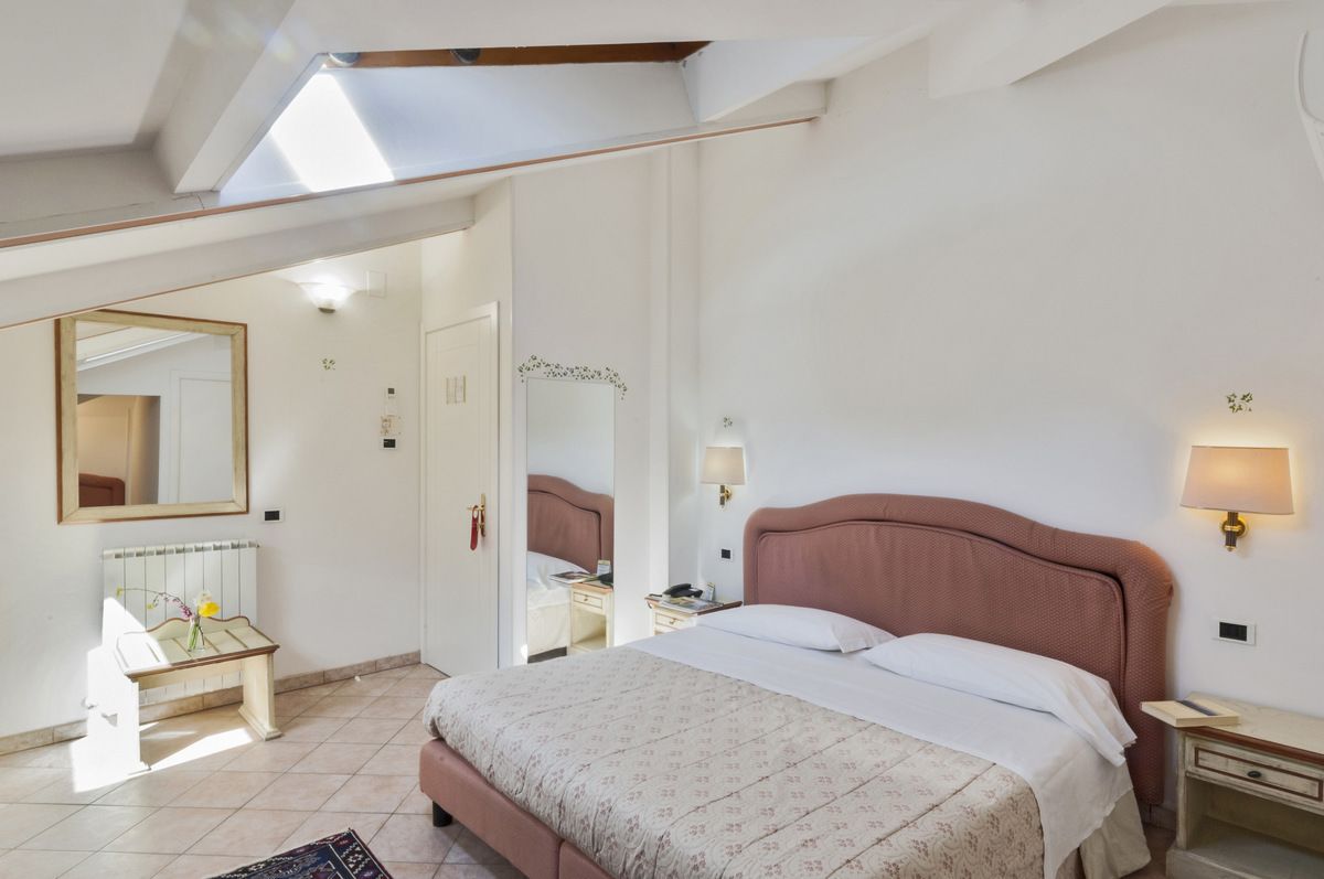 double room (attic) | minibar, in-room safe, desk, soundproofing