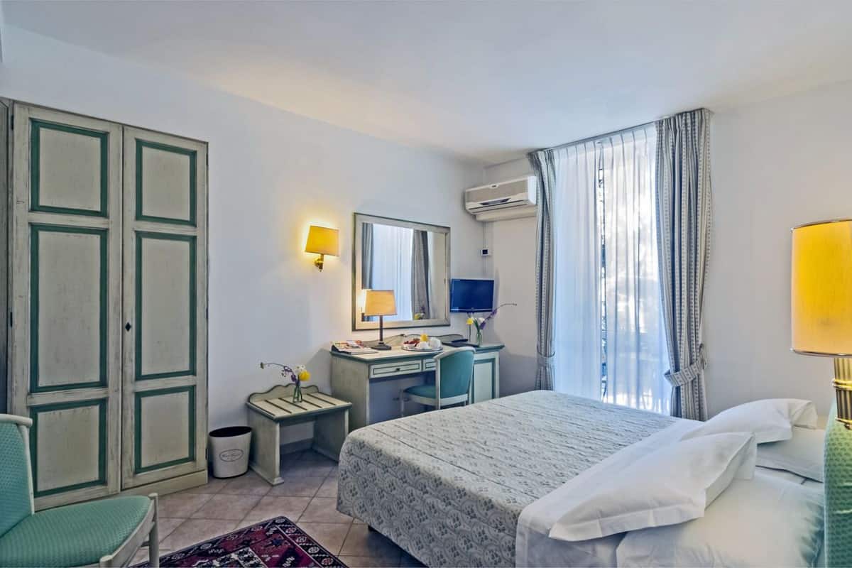 standard double or twin room | minibar, in-room safe, desk, soundproofing