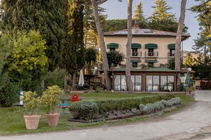 Front of property - Hotel Kursaal - Umbria (Passignano sul Trasimeno)