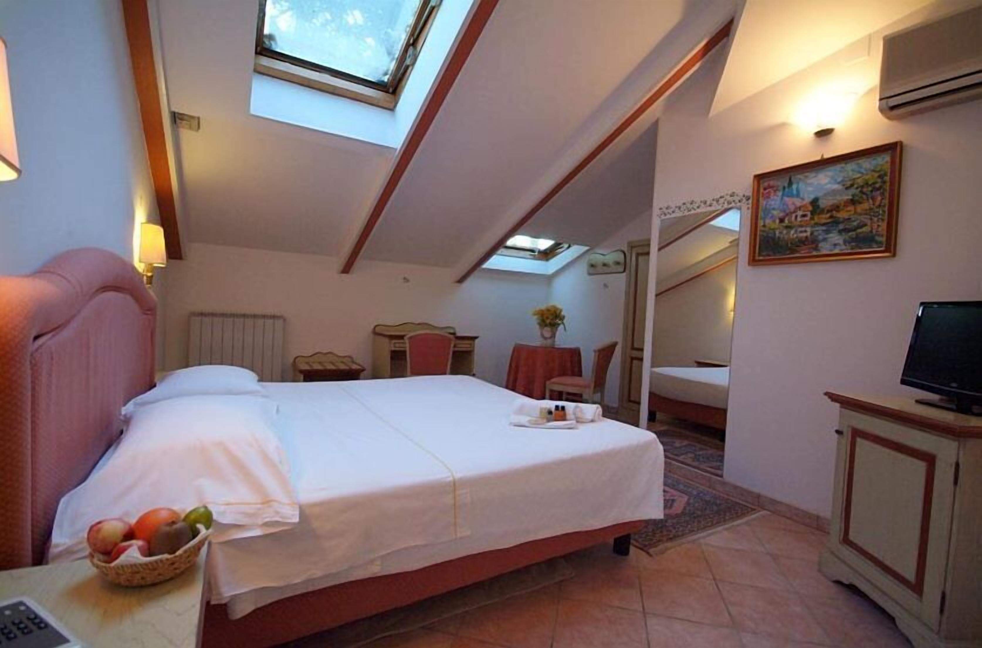 double room (attic) | minibar, in-room safe, desk, soundproofing