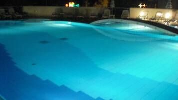 Seasonal outdoor pool, pool umbrellas, sun loungers