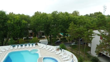Seasonal outdoor pool, pool umbrellas, sun loungers