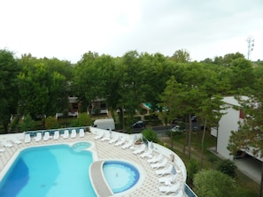 季節性室外游泳池,提供泳池遮陽傘和日光浴躺椅