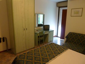 In-room safe, desk, free WiFi - Hotel Firenze (San Michele al Tagliamento)