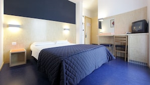 A hotel room with a bed, bedside tables, a desk with a chair, a television, and a wardrobe. - Hotel Firenze (San Michele al Tagliamento)