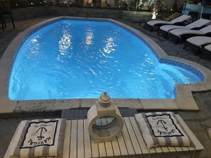 Udendørs pool, parasoller, liggestole