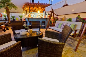 Swim-up bar