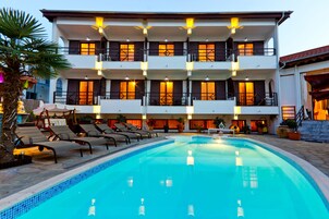 Piscina externa, guarda-sóis, espreguiçadeiras