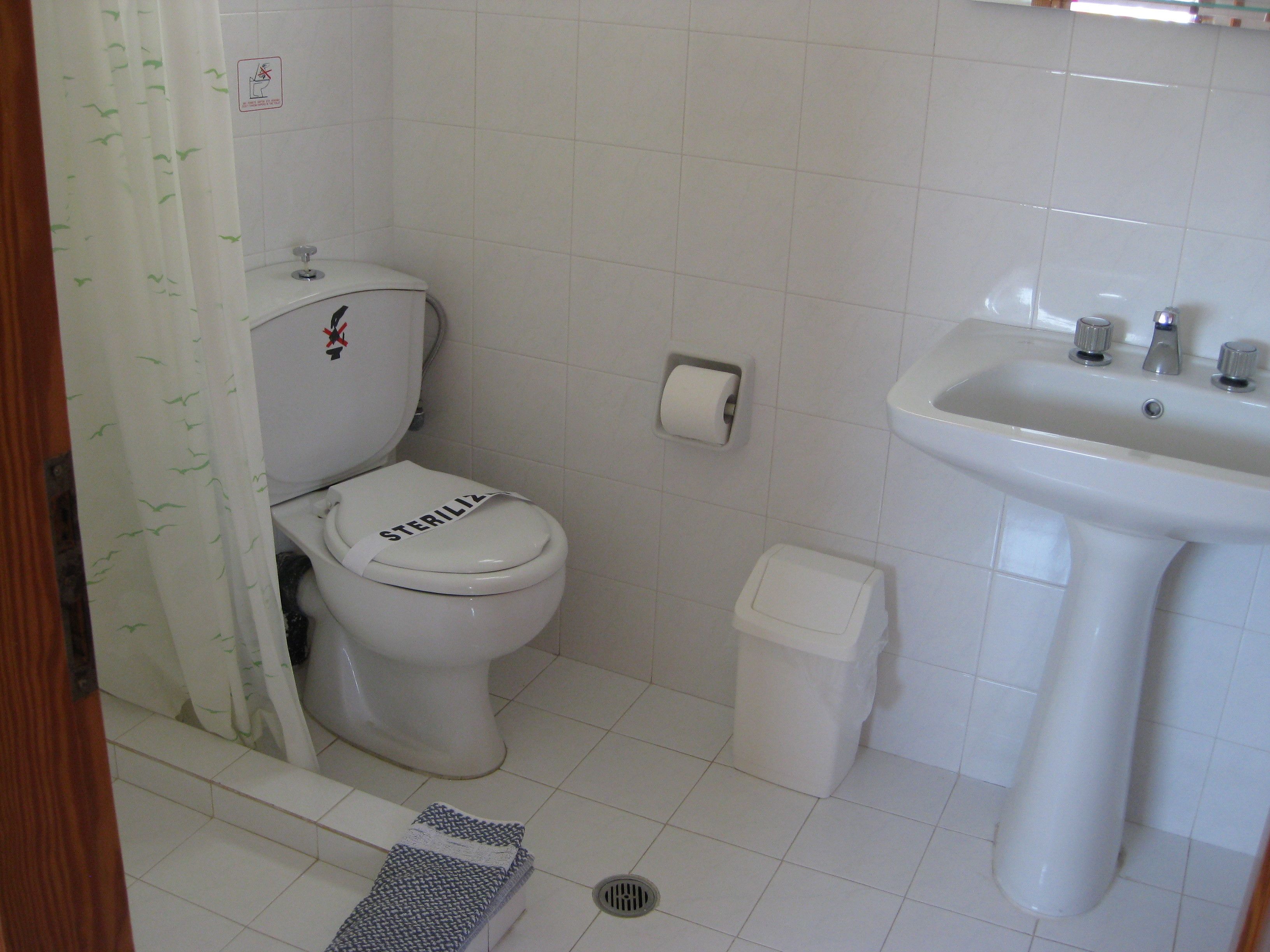 quadruple room | bathroom | shower, free toiletries, hair dryer, towels