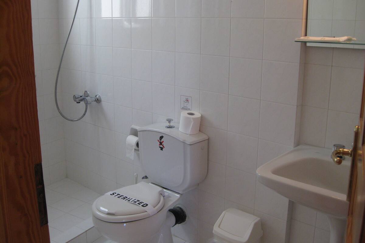 double room | bathroom | shower, free toiletries, hair dryer, towels