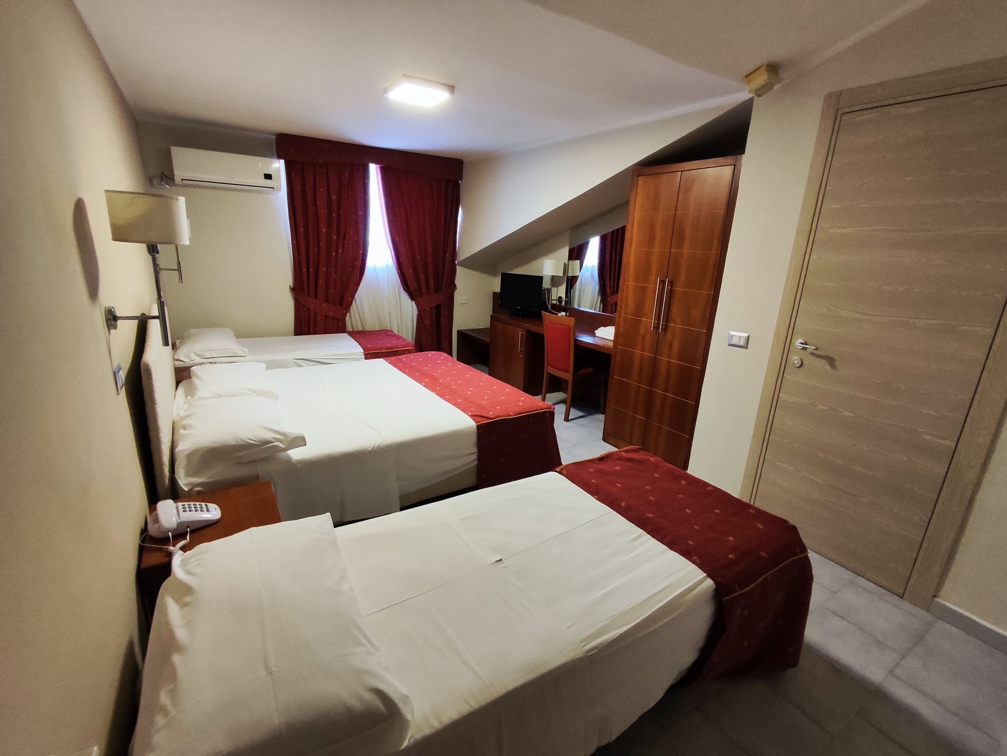 Habitació triple superior | Minibar, caixa forta a l'habitació i escriptori 