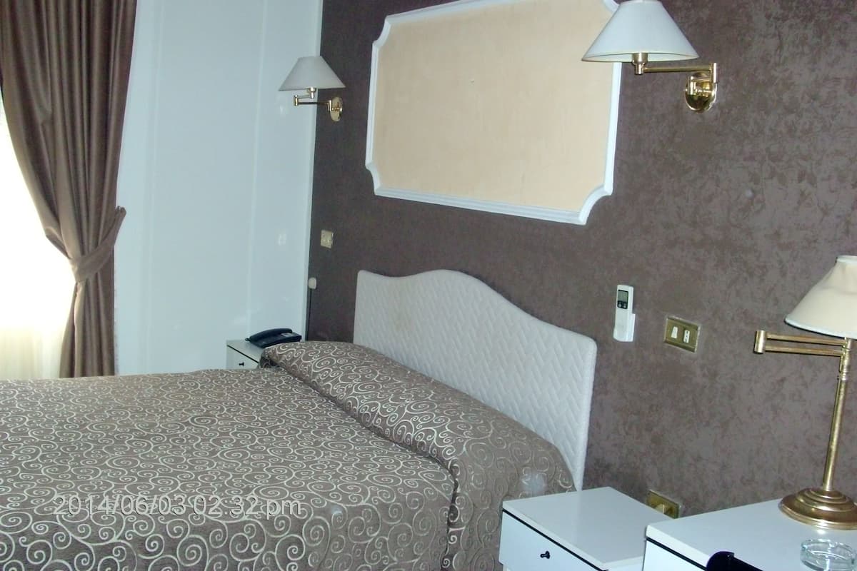Minibar, in-room safe, desk, iron/ironing board
