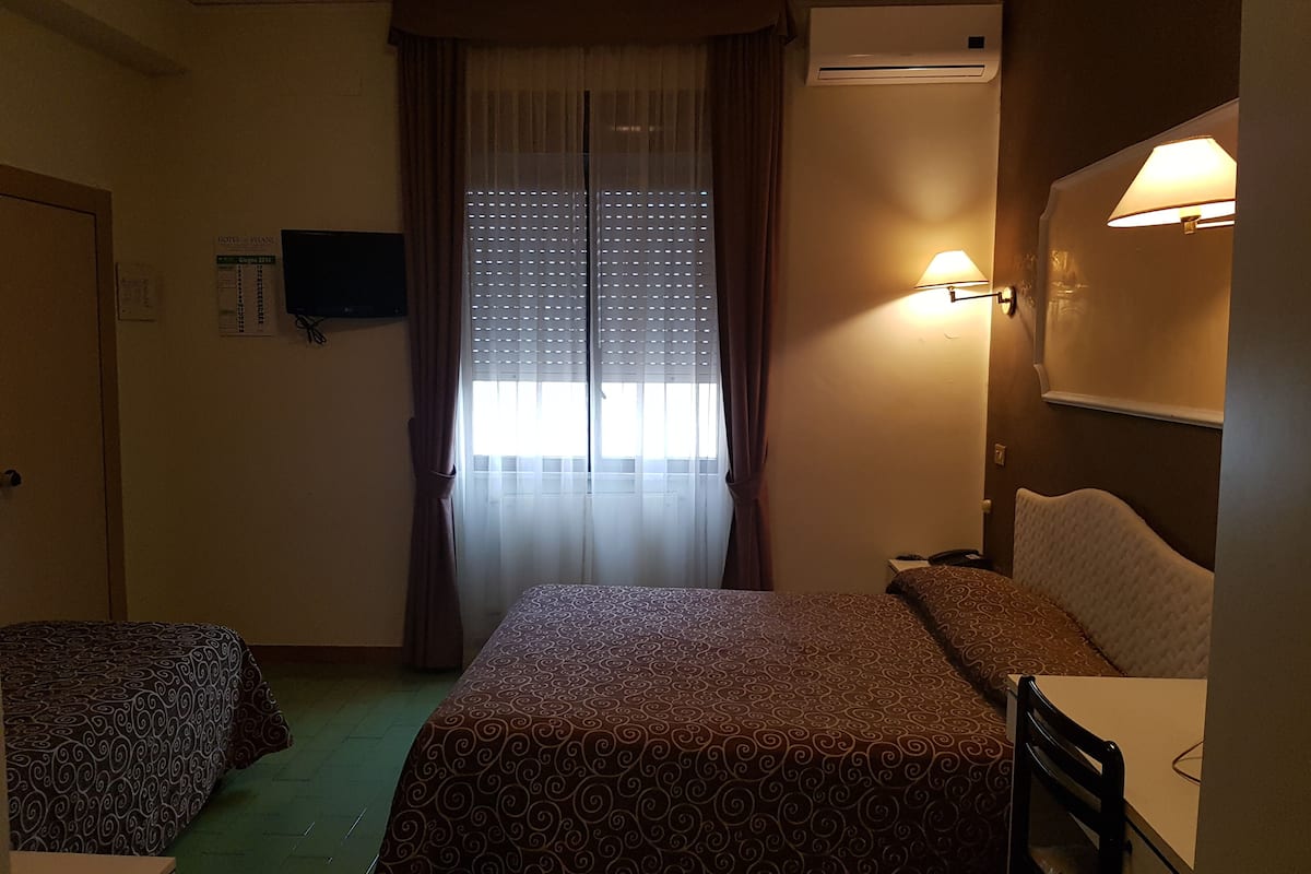 Minibar, caja de seguridad en la habitación y escritorio