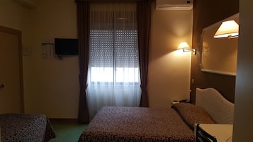 Minibar, pengeskab på værelset, skrivebord, strygejern/strygebræt