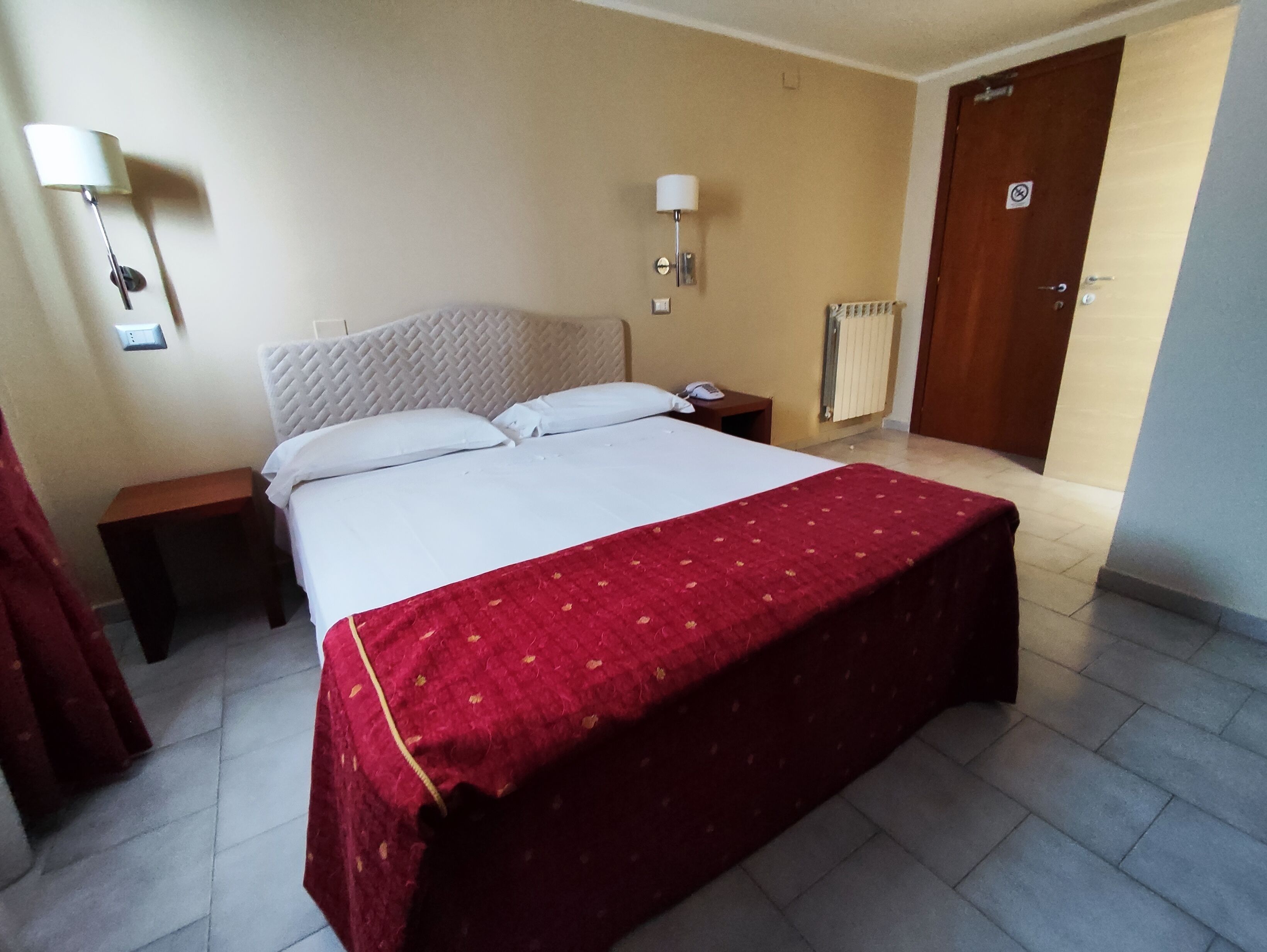 Standard Single Room | Minibar, in-room safe, desk, iron/ironing board (on request)