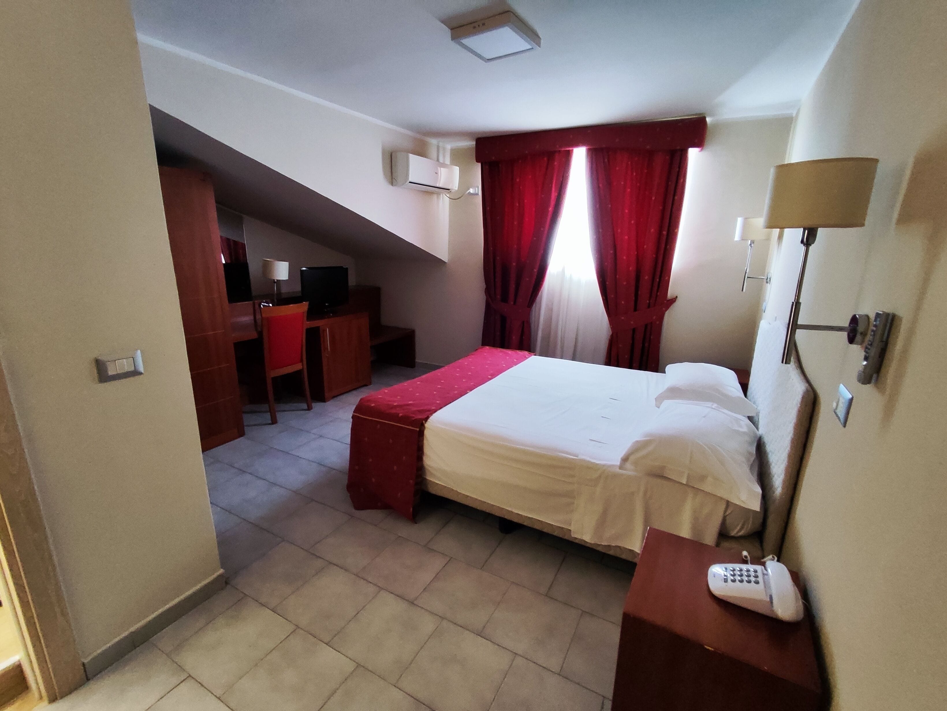 Habitació individual superior | Minibar, caixa forta a l'habitació i escriptori 