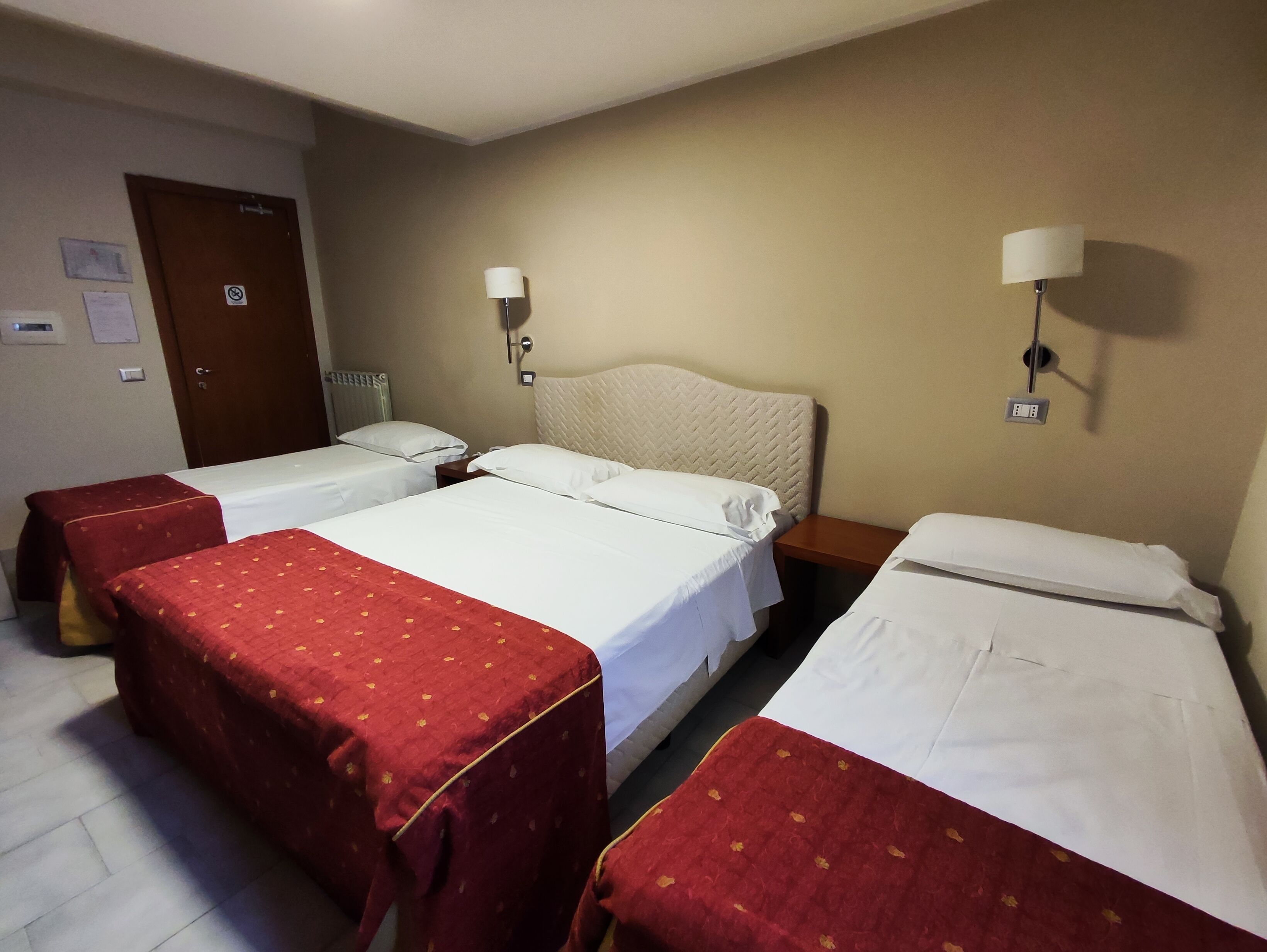 Habitació quàdruple superior | Minibar, caixa forta a l'habitació i escriptori 