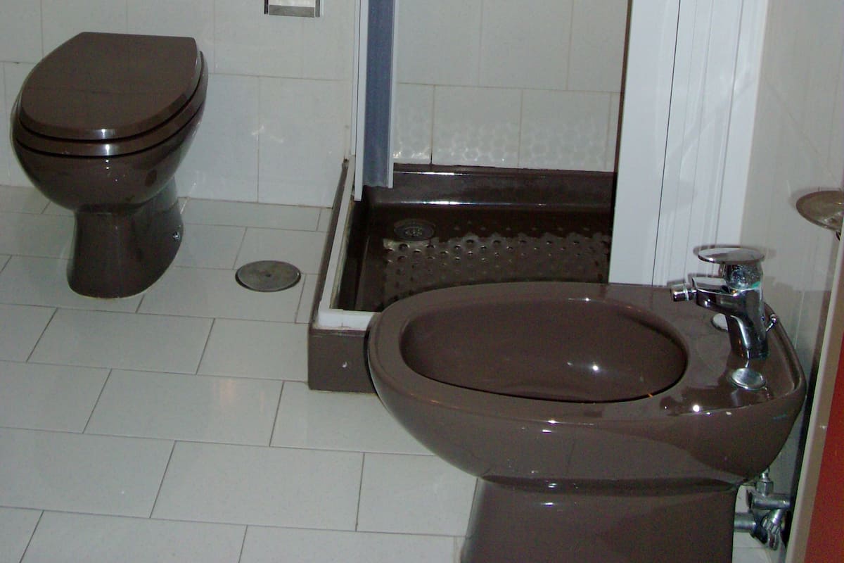 Habitación individual superior | Baño | Regadera, amenidades de baño gratuitas, secadora de cabello, toallas