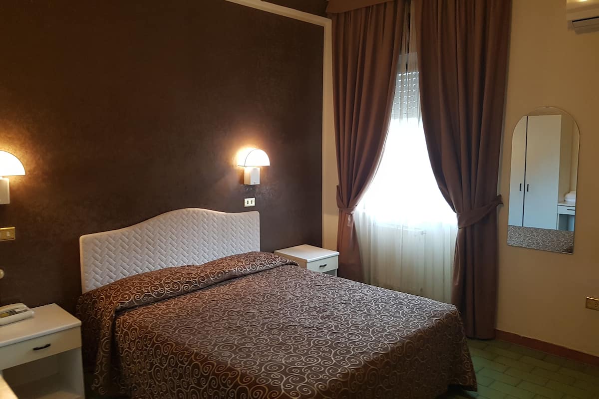 Minibar, in-room safe, desk, iron/ironing board