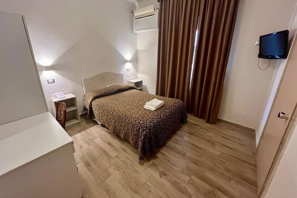 Standard Single Room | Minibar, in-room safe, desk, iron/ironing board