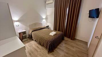 Standard Single Room | Minibar, in-room safe, desk, iron/ironing board