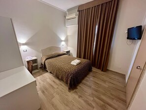 Standard Single Room | Minibar, in-room safe, desk, iron/ironing board