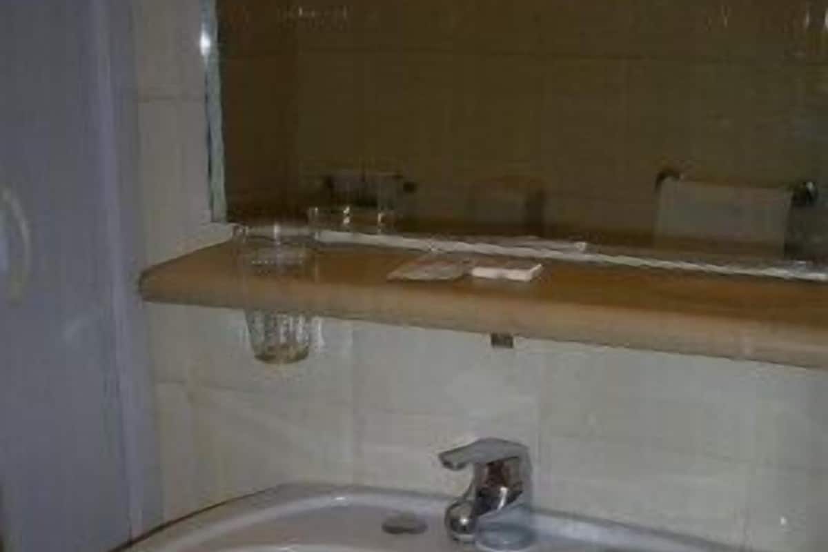 Bathroom sink