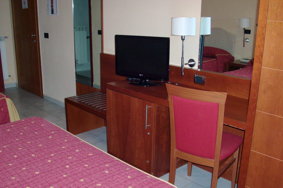 Habitación doble superior | Minibar, caja de seguridad en la habitación y escritorio