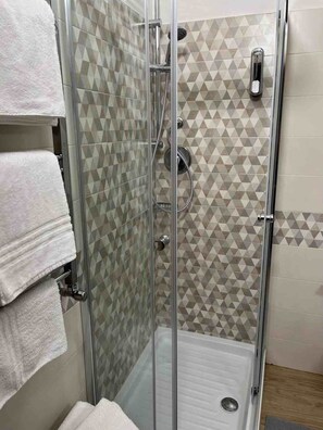 Douche, articles de toilette gratuits, sèche-cheveux